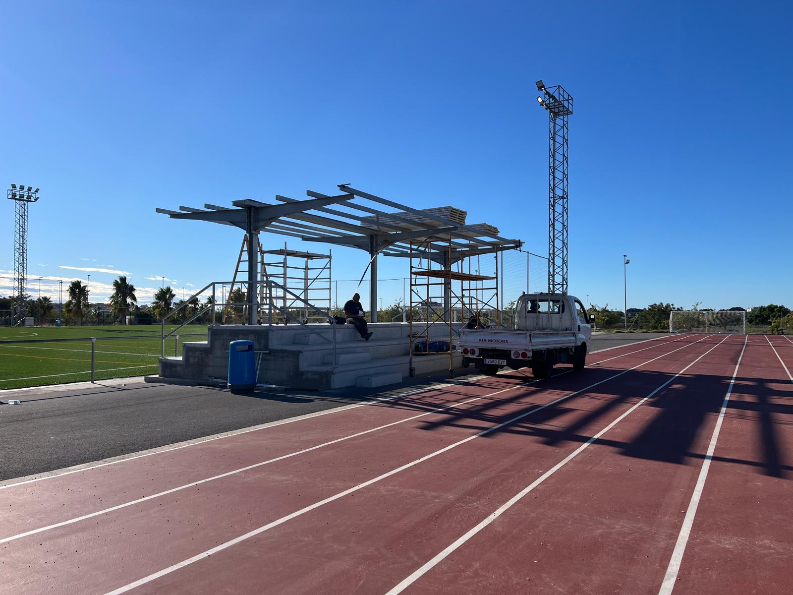 Fabricación y montaje de cubierta para graderío deportivo